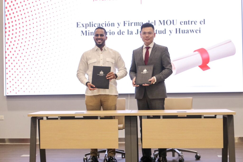 Rafael Jesús Féliz García, ministro del Ministerio de la Juventud y Wang Wei, director ejecutivo de Huawei