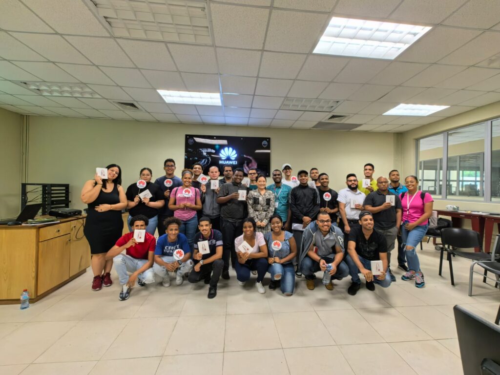 Estudiantes de la UASD durante la conferencia “5G – Principios y beneficios en la Sociedad actual