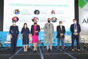 Amelia Reyes Mora, Biviana Riveiro, Tammy Reynoso, Carlos de la Mota, Rafael Blanco Canto y Massimo Manzi-Panel contribución del Turismo de Salud en la Marca País