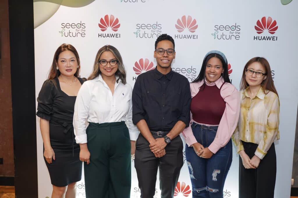 Enqi Cao, Carolina Herrera, Omar Sánchez, Hilary Robles y Victoria Yangqing