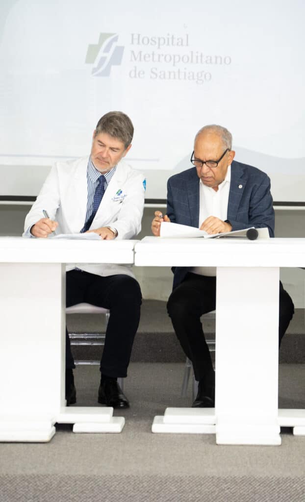 Durante la firma del acuerdo los doctores James Hamilton Sánchez y Rafael Sánchez Español