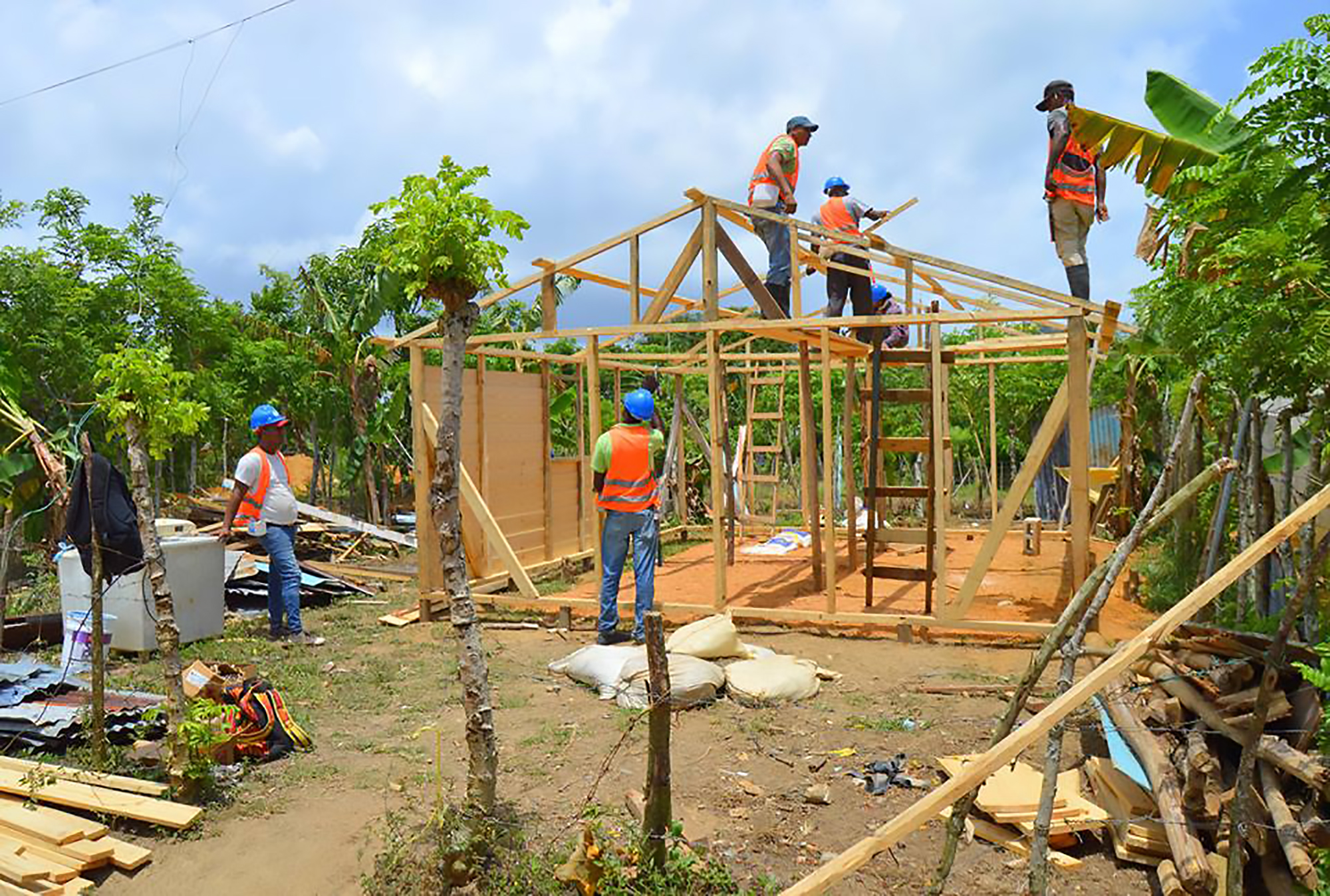 World Vision ejecuta reparación de viviendas en El Seibo.