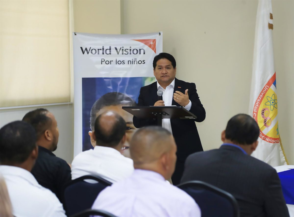 Juan-Carlo-Ramírez-Director-Nacional-de-World-Vision-se-dirige-a-los-graduandos-1