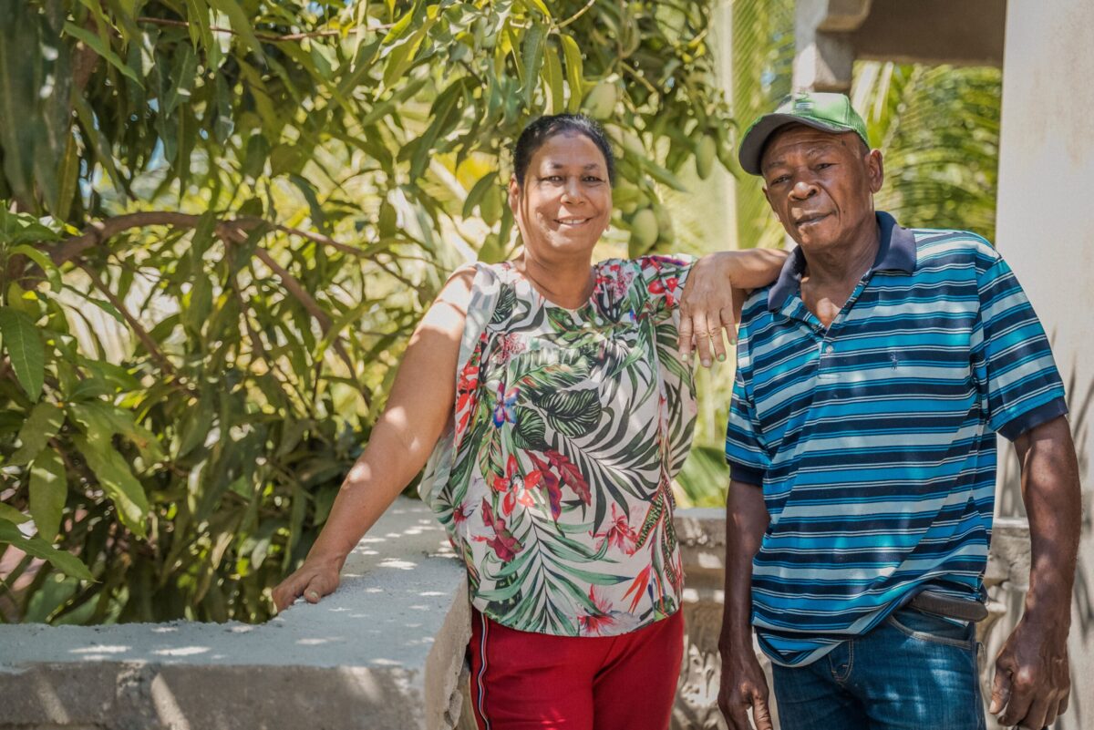 Dominicanos con su vivienda construida por Hábitat para la Humanidad