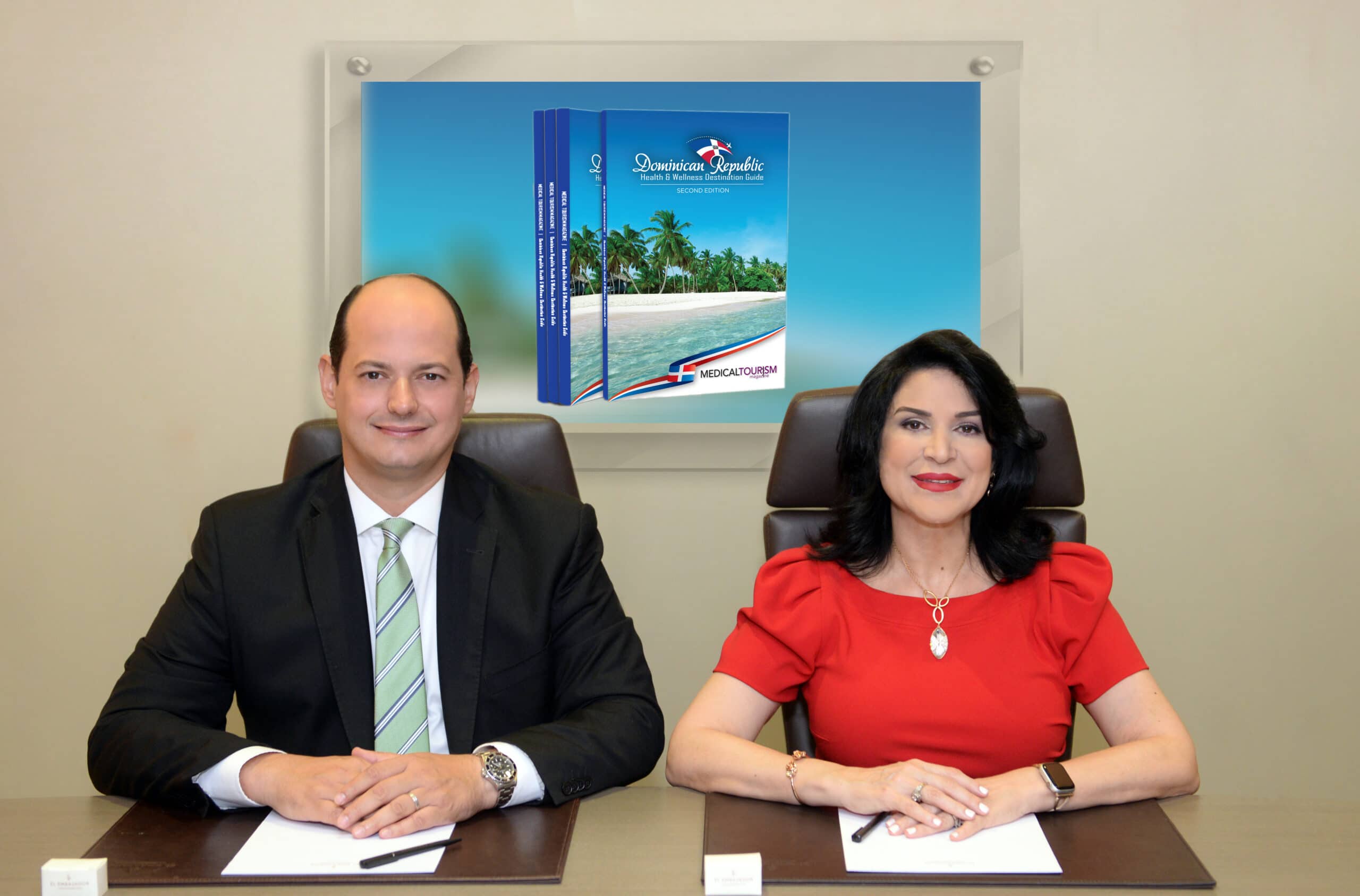 Foto del Dr. Alejandro Cambiaso, Presidente de la Asociación Dominicana de Turismo de Salud (ADTS), y la Sr. Amelia Reyes Mora, Vicepresidenta de la ADTS, en la presentación de la tercera edición de la Guía de Turismo de Salud y Bienestar.