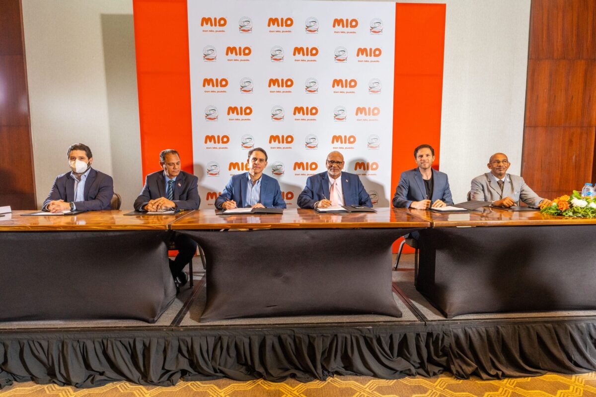 Representantes de MIO y Fenacodep firman acuerdo para impulsar la inclusión financiera y la democratización de pagos digitales en los comercios de RD.