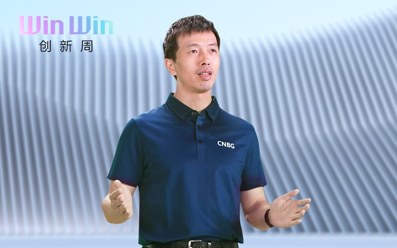 Peng Song, presidente del departamento de ventas de soluciones y marketing del Carrier BG de Huawei, presentando la arqui