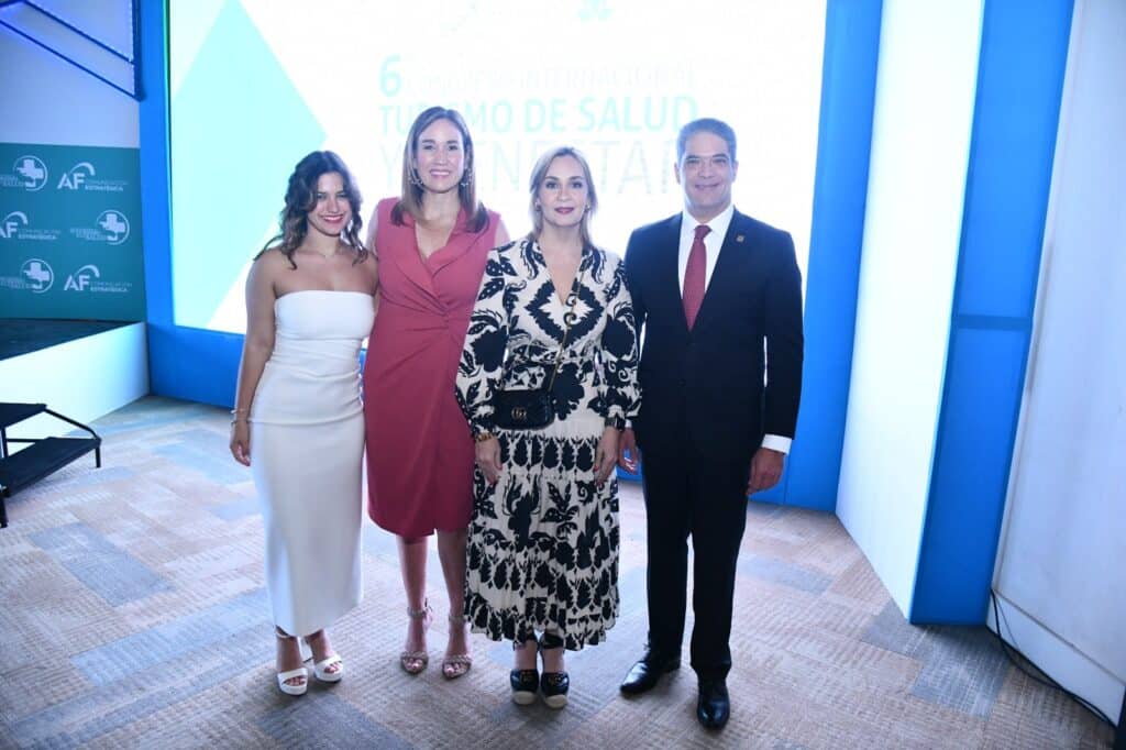 Camila Cambiaso, Maité del Toro, Sonia Jiménez de Hernández y Héctor Hernández