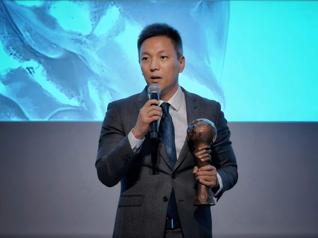 El Dr. Anthony Hu Hao recibe el trofeo del Energy Globe World Award y pronuncia el discurso