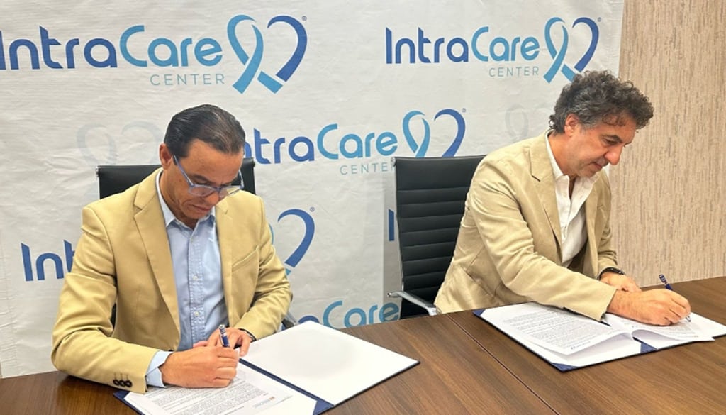 Mario Furcal, director del IntraCare junto y Leonardo Ostropolsky, gerente regional y gerente comercial de Radonic durante la firma