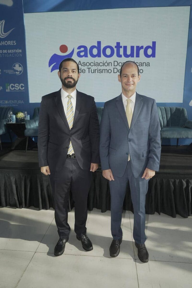 FOTO 1 Yerik Pérez, presidente de ADOTURD y el doctor Alejandro Cambiaso presidente ejecutivo de Médico Express